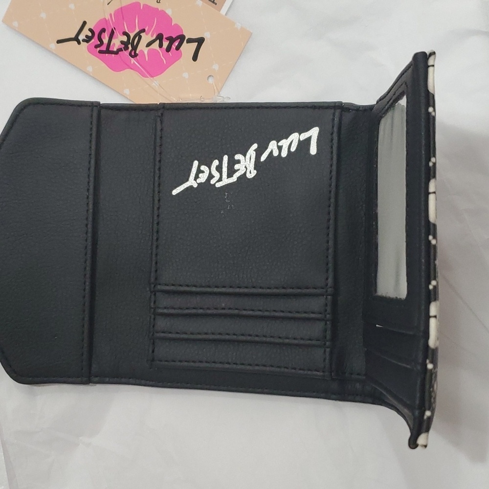 Betsey Johnson black white skull print heart shaped‎ closure lock trifold wallet - Picture 6 of 12